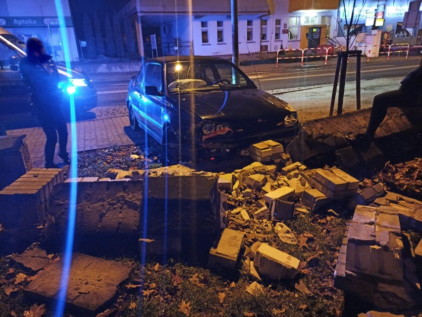 Na ulicy Legionów w Kaliszu auto uderzyło w mur. Kierująca...