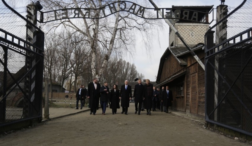 Oświęcim. Wiceprezydent Stanów Zjednoczonych Mike Pence i prezydent Andrzej Duda odwiedzili były niemiecki nazistowski obóz koncentracyjny
