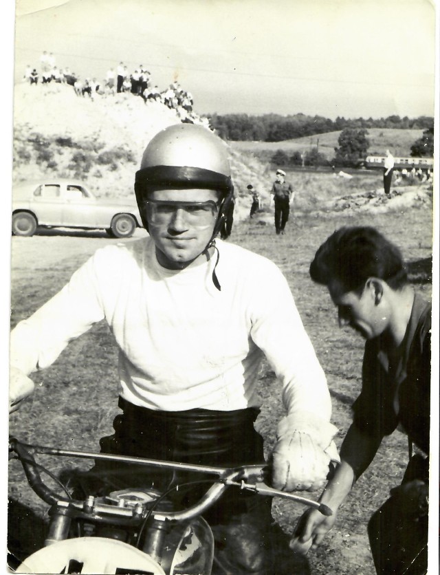 Zbigniew Salach podczas zawodów na torze w Sopocie (Kamienny Potok) w 1961 roku. Obok, nieżyjący już Józef Turchan