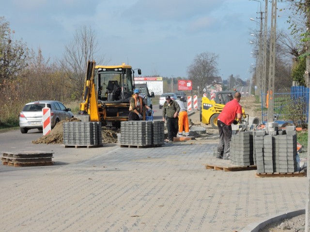 W Ostrowi Mazowieckiej trwa budowa sieci ścieżek rowerowych i chodników.
