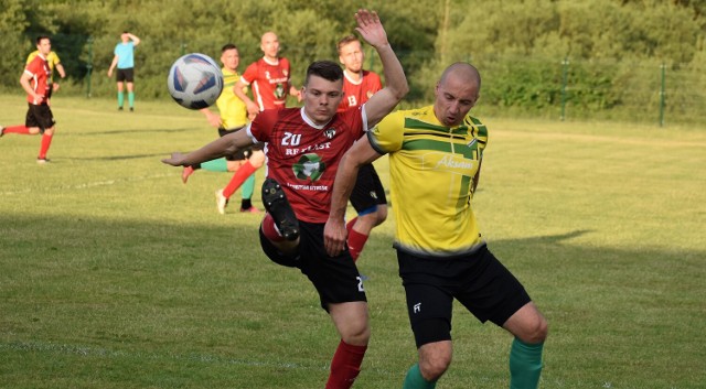 V liga piłkarska, Wadowice: LKS Rajsko - Brzezina Osiek 2:1. Na zdjęciu: Bartłomiej Ryś (Rajsko, z lewej) w starciu z Przemysławem Bernasiem (Brzezina)