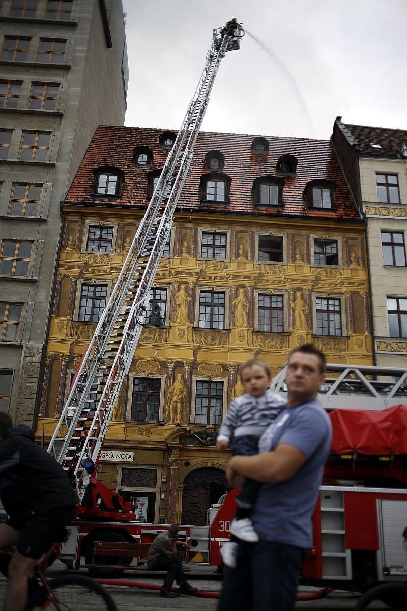 Wrocław: Trzy godziny strażacy gasili pożar w centrum miasta