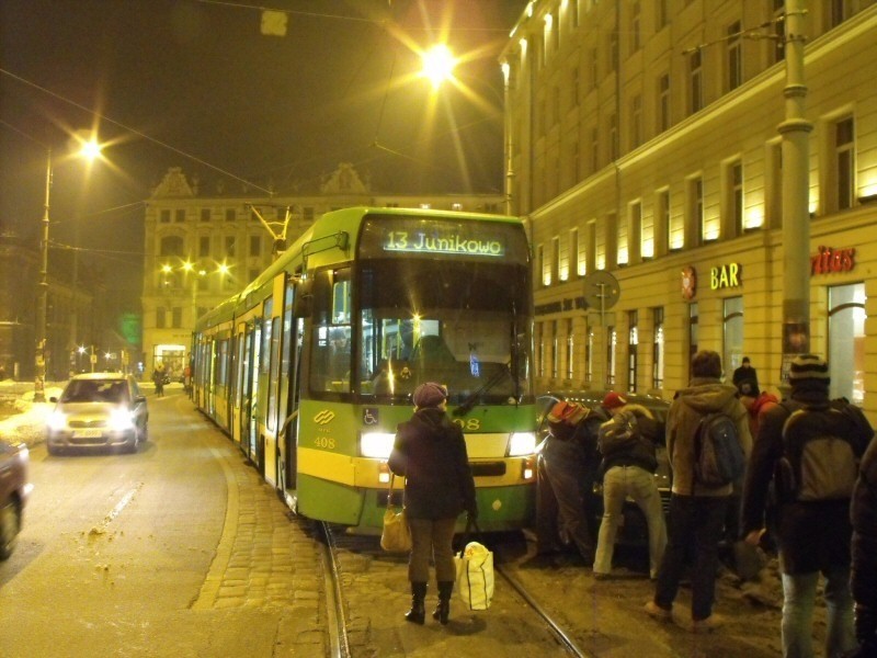 Pasażerowie &quot;trzynastki&quot; przesunęli auto blokujace ruch. Zdjęcia