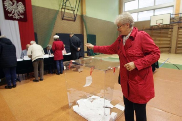 Oto 10 obwodowych komisji wyborczych z największą frekwencją w II turze wyborów na prezydenta Przemyśla.

Zobacz także: 
Wyniki II tury wyborów na prezydenta Przemyśla z wszystkich obwodowych komisji wyborczych [GALERIA]
Wojciech Bakun nowym prezydentem [ZDJĘCIA, FILMY, INFORMACJE]

Wojciech Bakun (Kukiz'15) nowym prezydentem Przemyśla. Szał radości w jego sztabie wyborczym
