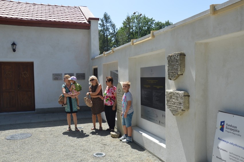 Tarnów. Zobaczyliśmy odnowiony cmentarz żydowski. I podczas spaceru poznawaliśmy jego historię [ZDJĘCIA]