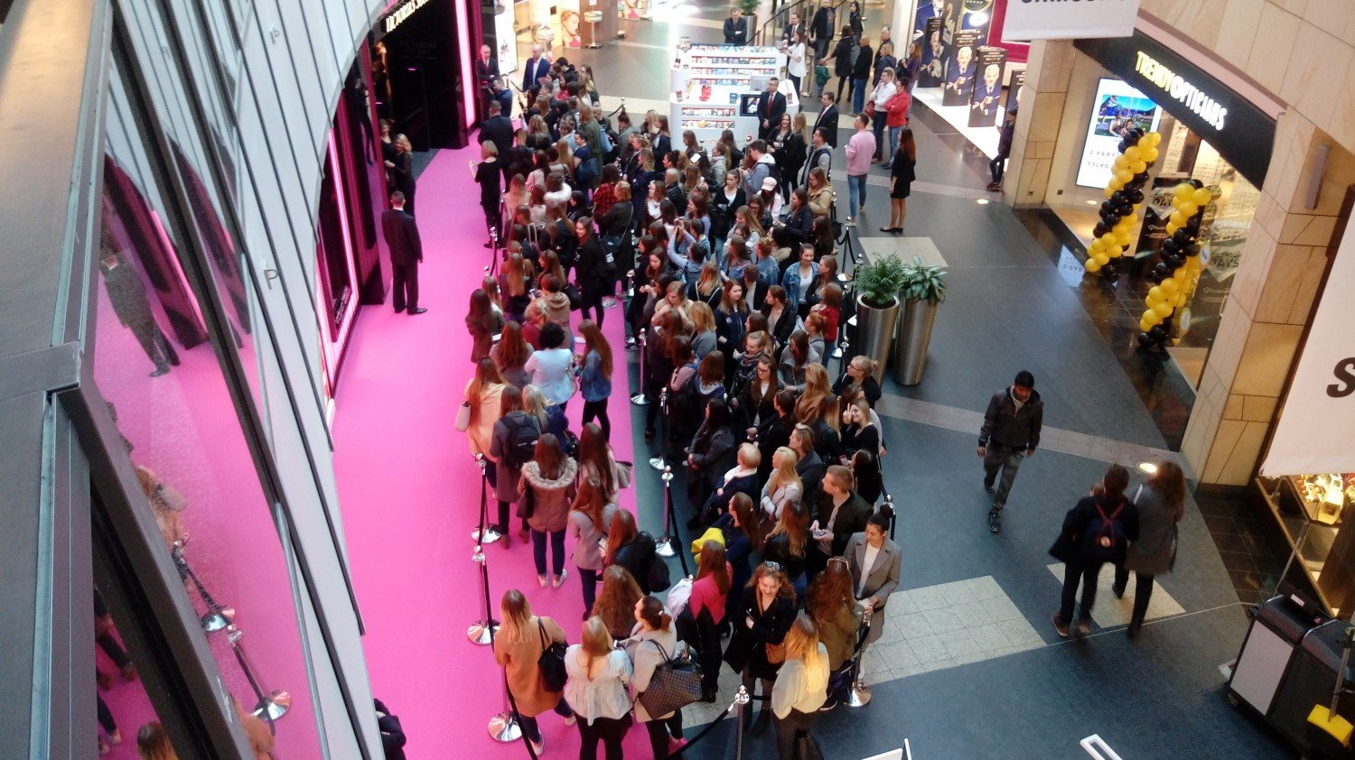 Victoria's Secret Złote Tarasy. Przed otwarciem ustawiła się kolejka  chętnych na zakupy | Warszawa Nasze Miasto