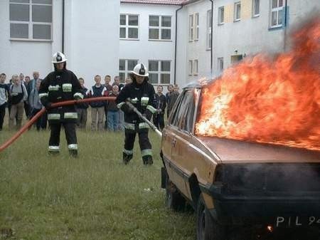 Gaszenie pożaru przez strażaków z OSP w Świętej płonącego na szkolnym dziedzińcu samochodu stało się przwdziwą atrakcją dnia.