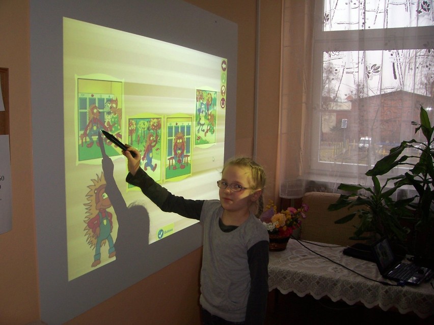 Malbork. Tablica interaktywna pomaga przedszkolakom w nauce [ZDJĘCIA]