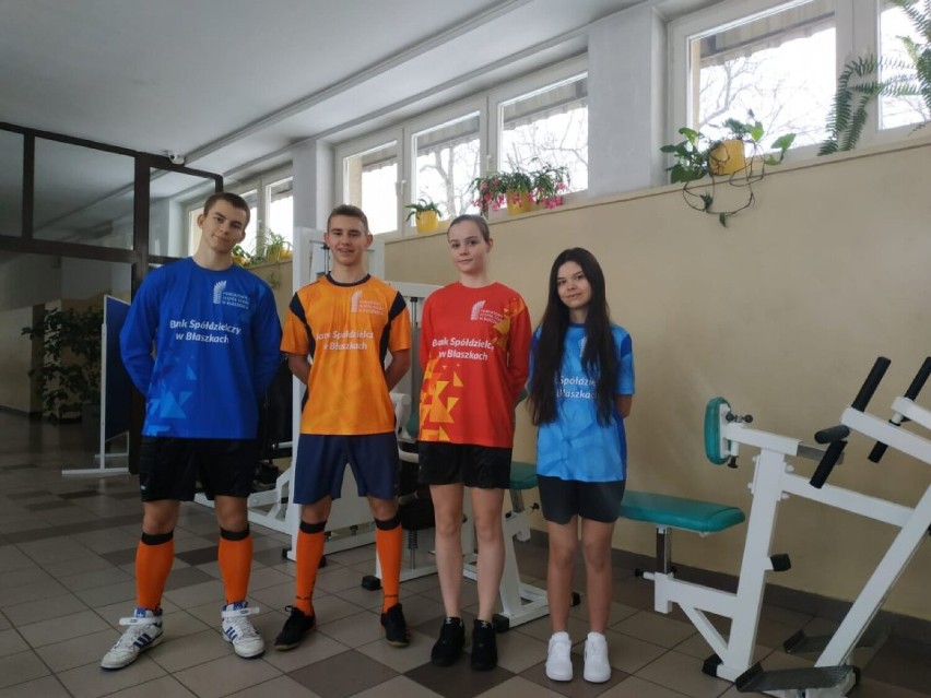 Szkolne drużyny PZS w Błaszkach otrzymały nowe stroje sportowe ZDJĘCIA