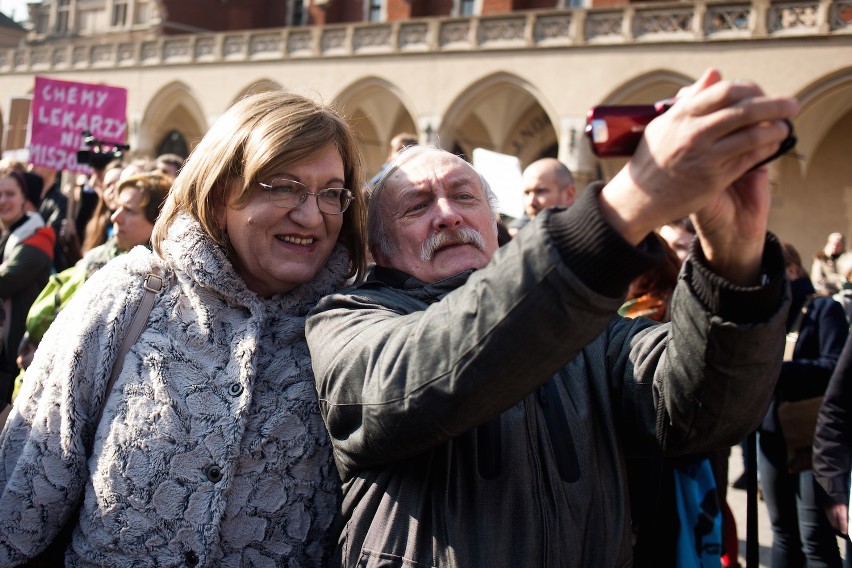 Manifa na Rynku Głównym w Krakowie.