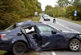 Śmiertelny wypadek w Szpęgawsku 4.10.2018. Na drodze krajowej nr 22 samochód uderzył w drzewo. Zginął 27-letni pasażer bmw [zdjęcia, wideo]