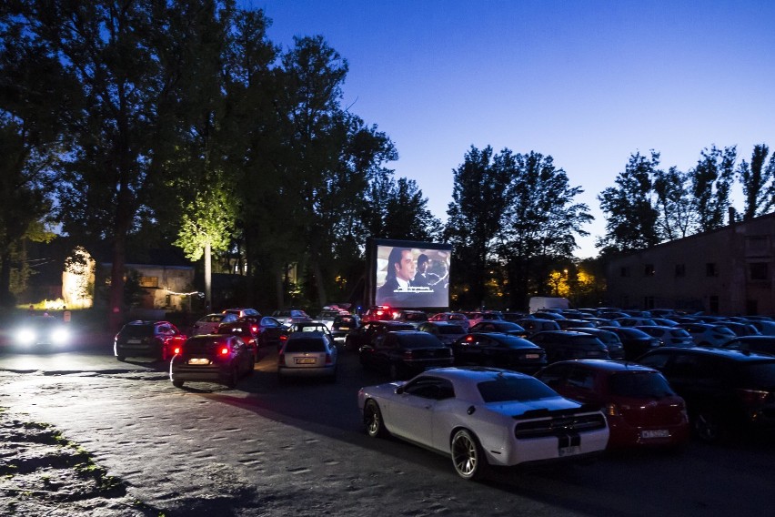 Kino samochodowe w Warszawie. Tłumy na pierwszy pokazie. Atrakcja rodem z USA 