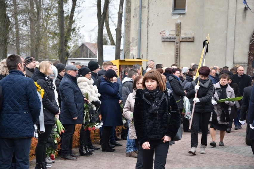 Boruja Kościelna: Pogrzeb proboszcza. Tłumy żegnały księdza