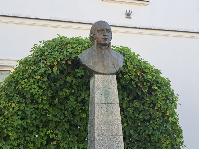 Pomnik ks. Stanisława Konarskiego.