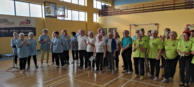 Seniorzy bawili się podczas konkurencji sportowych w hali w Świebodzinie.