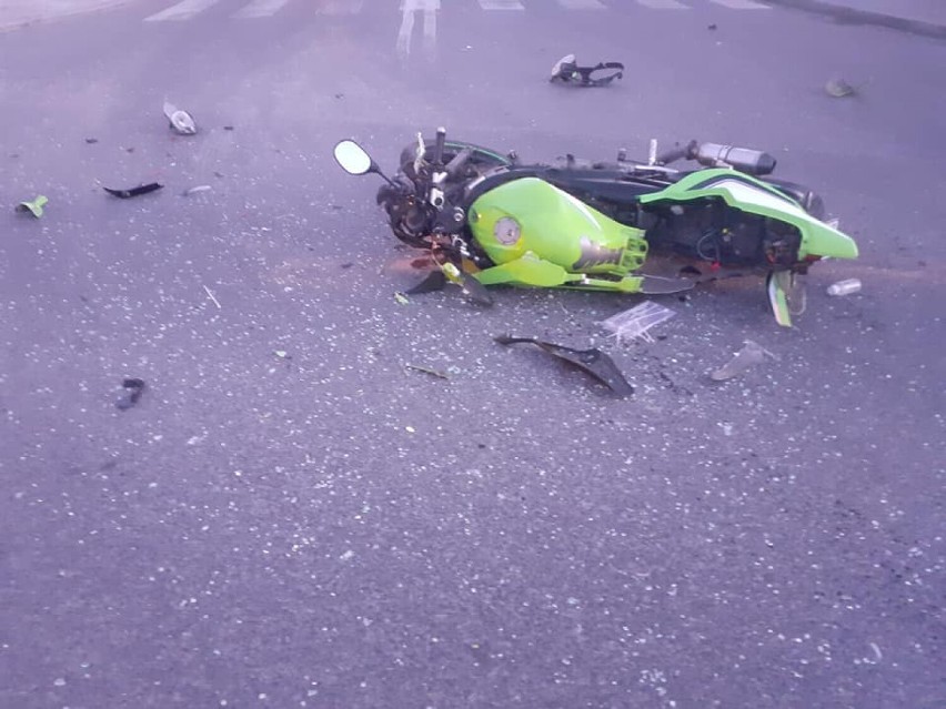 Wypadek w Pilźnie. Motocyklista roztrzaskał się o volvo [ZDJĘCIA]