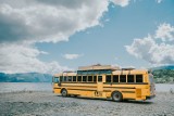 Co można zrobić ze starego autobusu szkolnego? Niesamowity projekt [ZDJĘCIA]