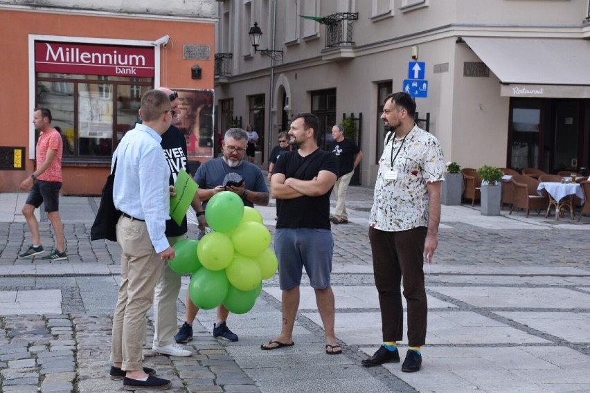 "Budzimy ratusz". Protest mieszkańców przeciwko wycince drzew w Kaliszu. ZDJĘCIA