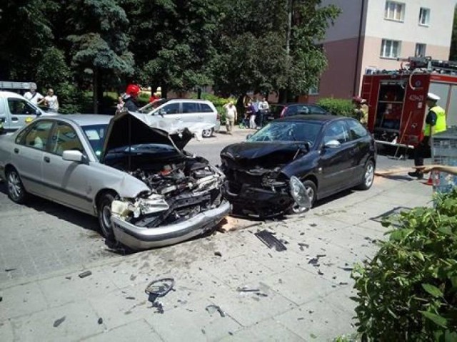W czwartek ok. 12.00 na ulicy Budowlanych w Gnieźnie doszło do czołowego zderzenia dwóch pojazdów. Po tym zdarzeniu jedna osoba trafiła do szpitala.

WIĘCEJ: Gniezno: Czołowe zderzenie na ulicy Budowlanych [ZDJĘCIA]