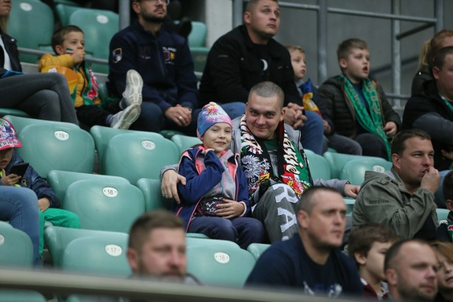 Śląsk Wrocław - Arka Gdynia 2:1. 71 dni kibice czekali na zwycięstwo Śląska Wrocław. Wreszcie się doczekali. Ponad 10 tys. osób oglądało na Stadionie Wrocław spotkanie z Arką. WKS wygrał po golach Michała Chrapka i Erika Exposito. BYŁEŚ NA MECZU? ZNAJDŹ SIĘ NA ZDJĘCIACH!

WAŻNE! DO KOLEJNYCH ZDJĘĆ MOŻNA PRZEJŚĆ ZA POMOCĄ GESTÓW LUB STRZAŁEK