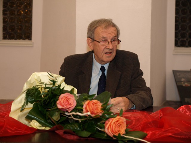 Andrzej Szczepanik jest emerytem, który w wolnym czasie zajmuje się poezją i tworzy artykuły jako dziennikarz obywatelski