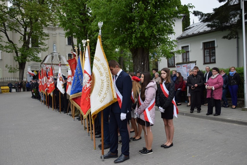 Urzędów. Mieszkańcy polonezem uczcili rocznicę Konstutycji 3 Maja (ZDJĘCIA, WIDEO)