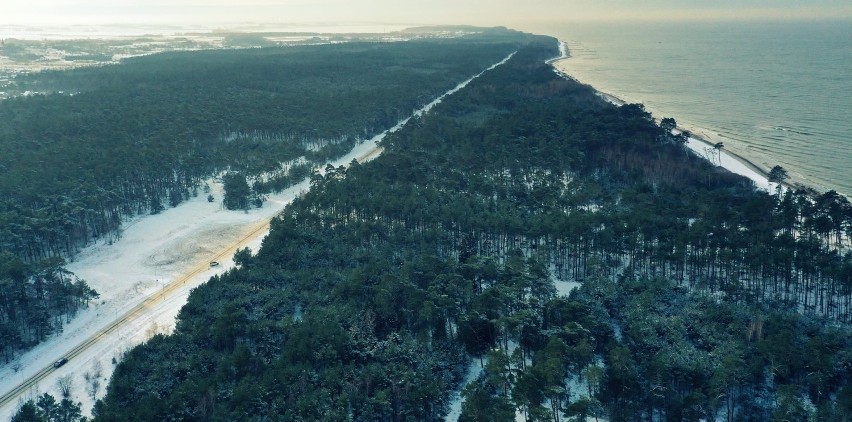 Ale widoki! Największa stuczna plaża w Europie w zimowej scenerii. Zaśnieżony Jarosławiec zachwyca! 