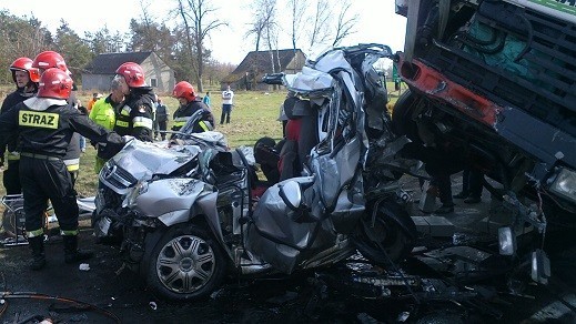 Opel pod ciężarówką  [FOTO]