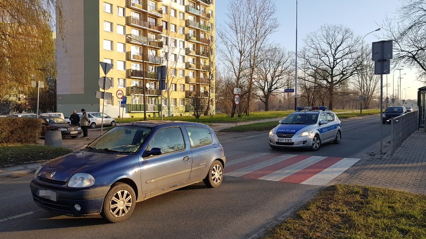 Wypadek na Dąbrowskiego. Potrącenie pieszej na pasach [ZDJĘCIA]