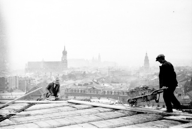 Budowa domu mieszkalnego Towarzystwa Ubezpieczeniowego "Feniks" przy ul. Basztowej w Krakowie. Widok z dachu. 1931