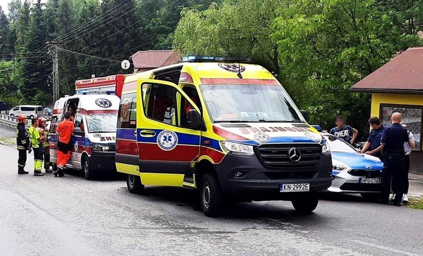 Groźny wypadek na drodze obok remizy OSP w Siołkowej. Dwie osoby w szpitalu