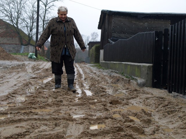 W Niedarzynie drogi po ułożeniu kanalizacji zmieniły się w bagno