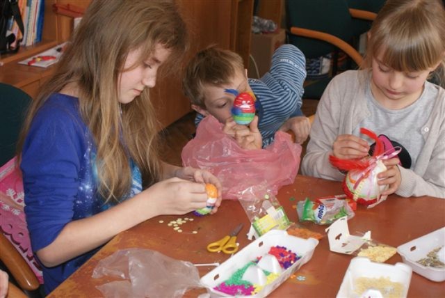 W czasie trwania zajęć, dzieci poznawały różne techniki ozdabiania jajek