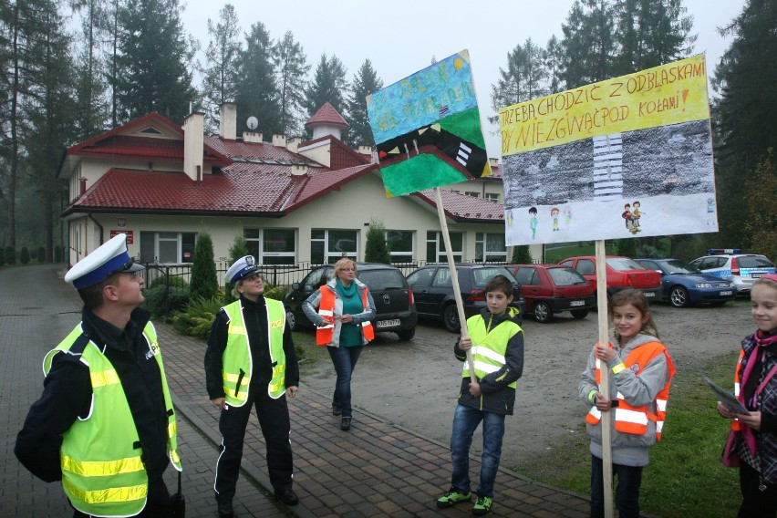 Mieszkańcy Skrudziny mają już odblaski. Są bezpieczni na drodze