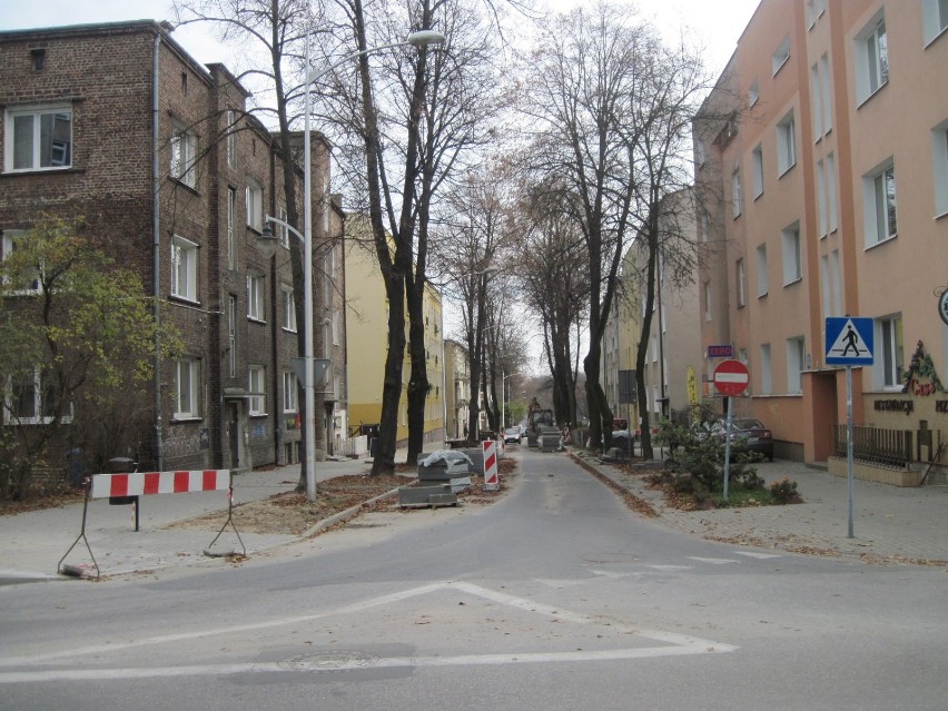 Ul. Obrońców Pokoju: Remont chodników powoduje spore utrudnienia w ruchu