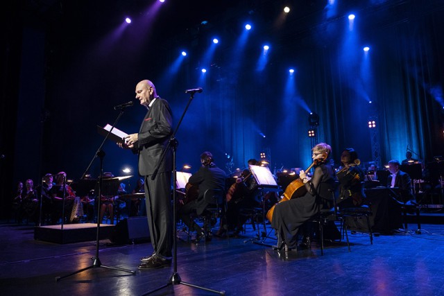 1 stycznia w Centrum Kulturalno-Kongresowym Jordanki odbyła się Prezydencka Gala Noworoczna. Na gali Prezydent przyznał dwa odznaczenia Thorunium - jest to najwyższa forma wyróżnienia, jaką może przyznać Prezydent Miasta Torunia. Medal Thorunium otrzymał Sławek Uniatowski oraz Radio GRA. Dodatkowo Prezydent ogłosił nominację do Piernikowej Alei Gwiazd. W tym roku swoją Katarzynkę odsłonią aktor Jakub Gierszał oraz "Toruńskie Anioły", czyli żużlowcy.

Zobacz także:
Po wypadku na Grudziądzkiej. Zeznania sprawcy wypadku.
Praca w kujawsko-pomorskim. Oferty od 5 tys. wzwyż!
Wyłączenia prądu w Toruniu i województwie kujawsko-pomorskim
