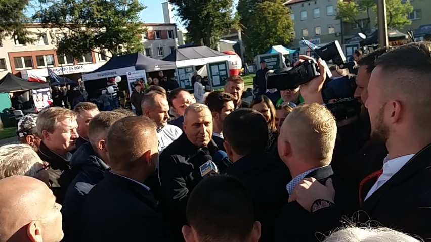 W Wieruszowie trwają prawybory. Na miejscu promują się kandydaci na posłów. Są też znani politycy[FOTO]