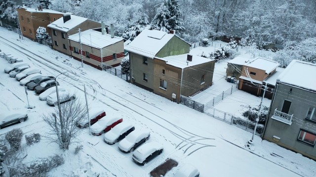 Czeladź po nocnych opadach śniegu 

Zobacz kolejne zdjęcia/plansze. Przesuwaj zdjęcia w prawo naciśnij strzałkę lub przycisk NASTĘPNE