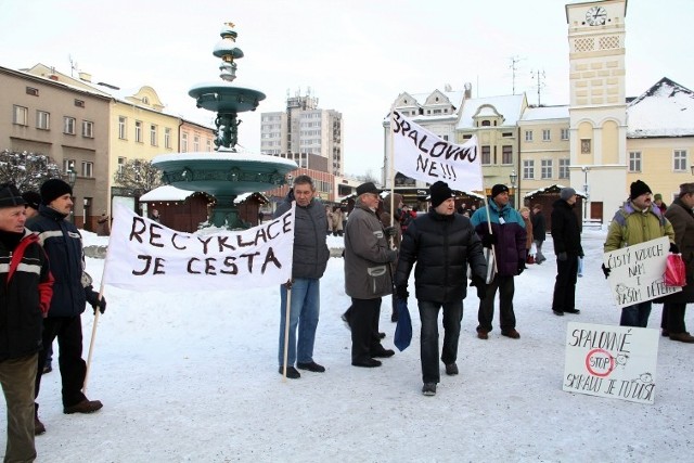 Mieszkańcy Karwiny protestowali we Frysztacie przeciwko spalarni. &#8211;Mam dość smrodu &#8211; skandowali