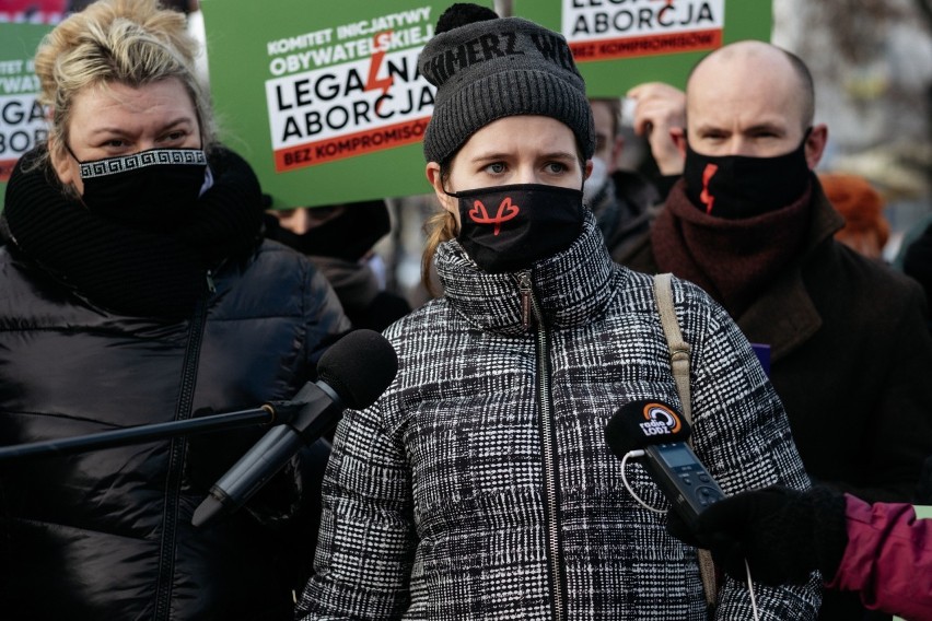 Pabianice. Ruszyła zbiórka podpisów pod obywatelskim projektem ustawy o legalnym przerywaniu ciąży ZDJĘCIA