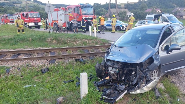 Do wypadku z udziałem samochodu osobowego i pociągu doszło na niestrzeżonym przejeździe kolejowym w Zborowicach koło Ciężkowic