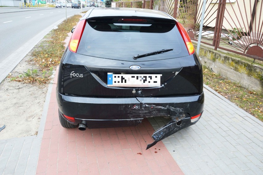 Wypadek na ul. Szpitalnej we Włocławku. 18-letni kierowca hondy wjechał w tył forda [wideo, zdjęcia]