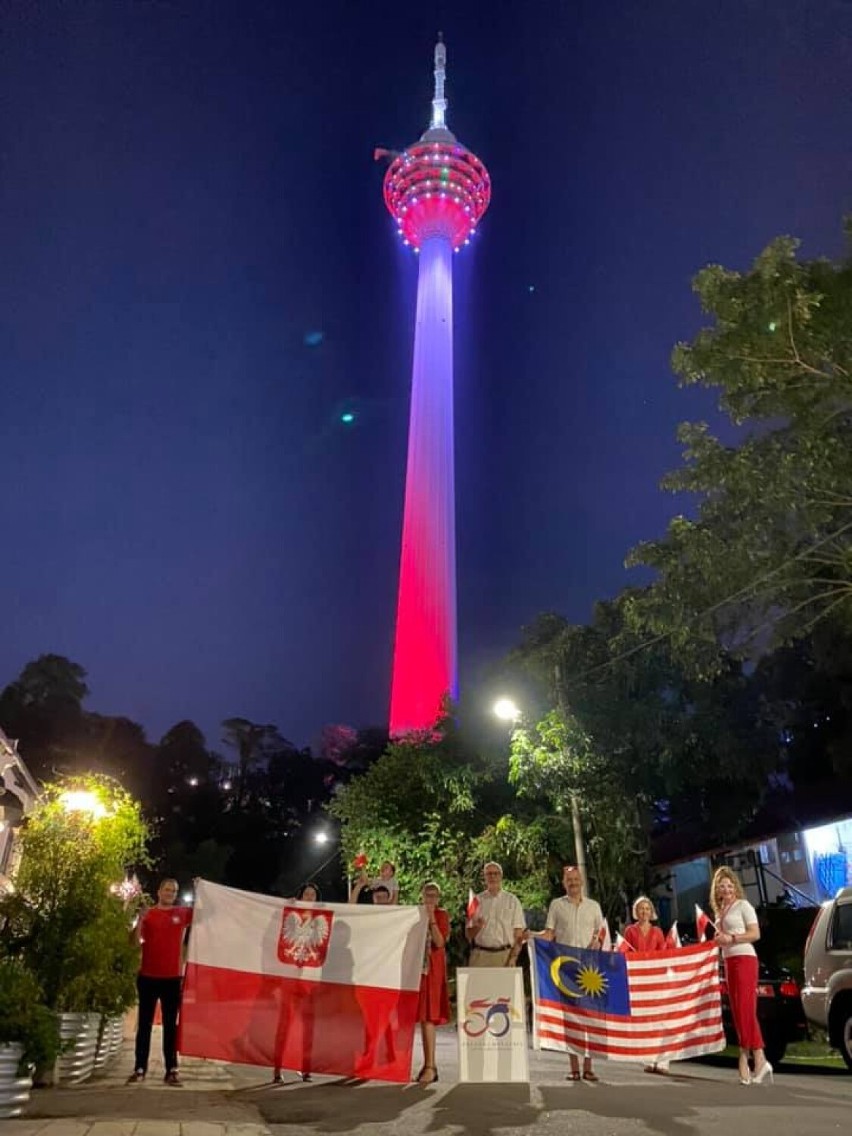 Wieża w Kuala Lumpur podświetlona na biało-czerwono. Nowogardzki akcent