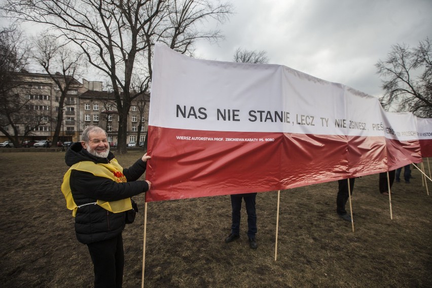 Kraków. Pikieta zwolenników budowy pomnika "Wstęga Pamięci"