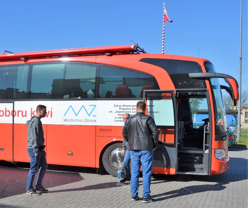 Nowy Dwór Gdański. Krwiobus stanął przy komendzie Powiatowej Straży Pożarnej [ZDJĘCIA]