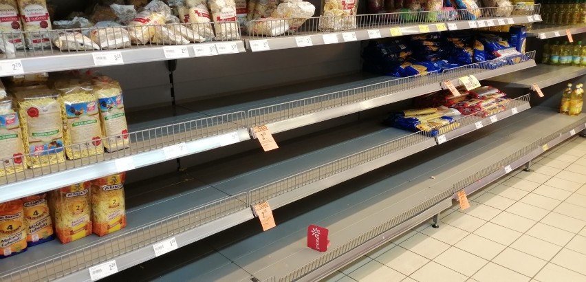 Pruszcz Gdański: Mieszkańcy robią większe zakupy. Na półkach robi się pusto |ZDJĘCIA
