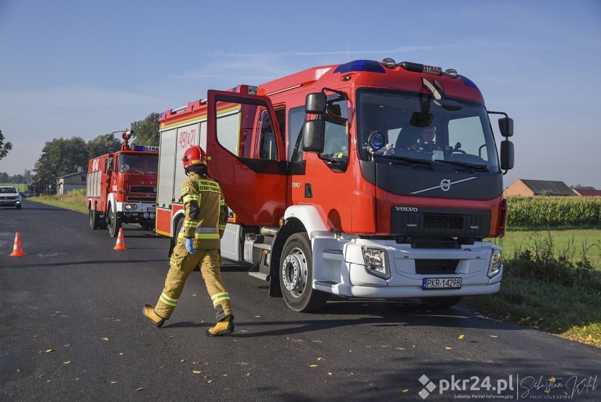 Zderzenie samochodu osobowego z ciężarówką. Kobieta trafiła do szpitala [ZDJĘCIA]