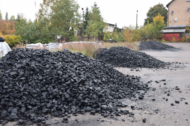 Jesienią 2021 węgiel zalegał na składzie opału przy ulicy Wiśniowej w Szczecinku, a zainteresowanie nim malało z roku na rok