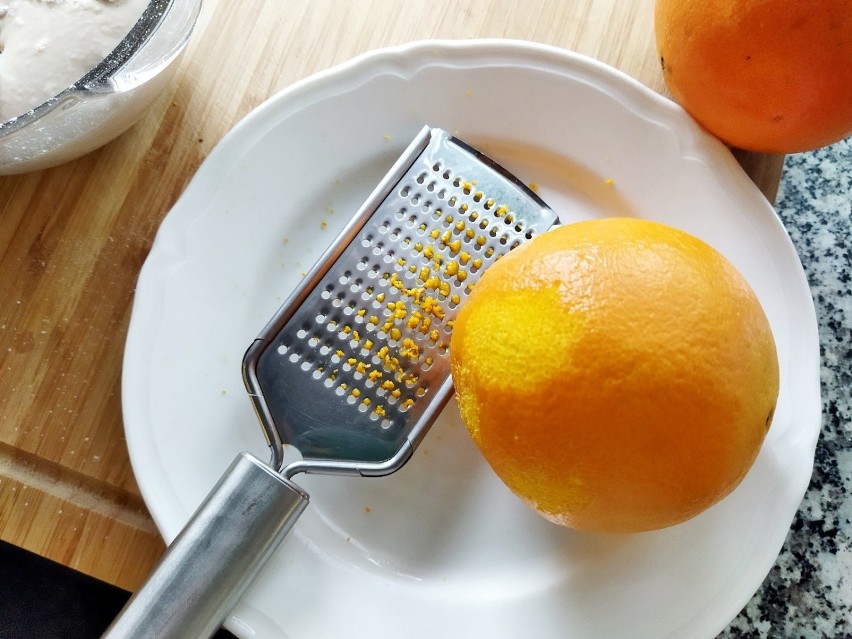 Umyj pomarańczę i osusz. Otrzyj skórkę na tarce o małych...