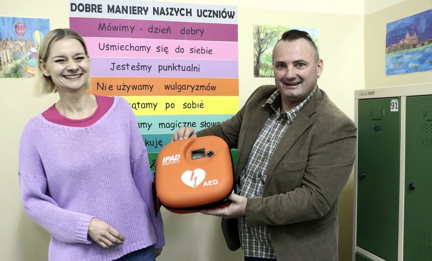 Defibrylator AED prezentują Marcin Kowalski, przewodniczący...